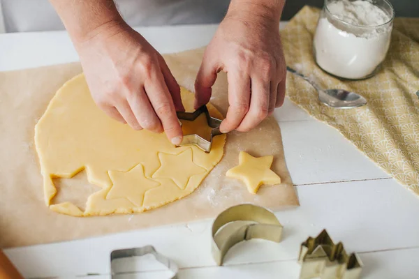 Ev yapımı kurabiye hazırlama adam görünümünü kırpılmış