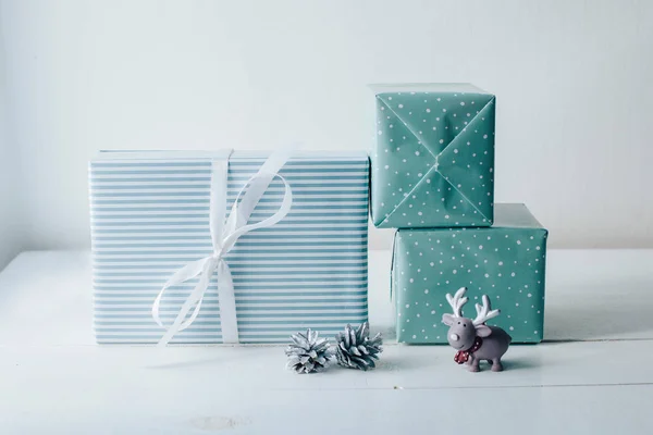 Winter Samenstelling Van Blauwe Geschenkdozen Dennenappels Herten Speelgoed Witte Houten — Stockfoto