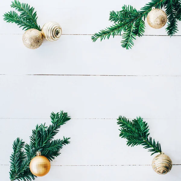 Gouden Kerstballen Met Spar Takken Houten Planken Achtergrond Met Kopie — Stockfoto