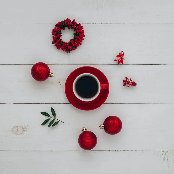 Rode Koffie Kop Rode Kerstballen Houten Tafel Met Kopie Ruimte — Stockfoto