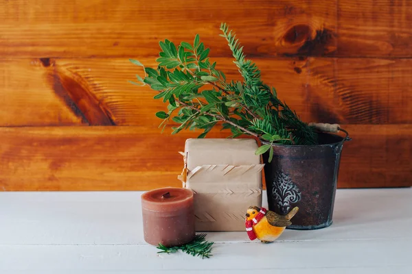 Bougie Oiseau Vase Boîte Sur Table Avec Fond Mural Bois — Photo