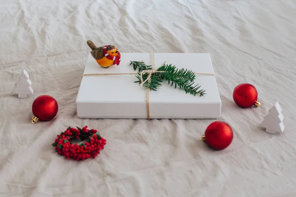 Cadeau Vogel Rode Kerstballen Tafel — Stockfoto