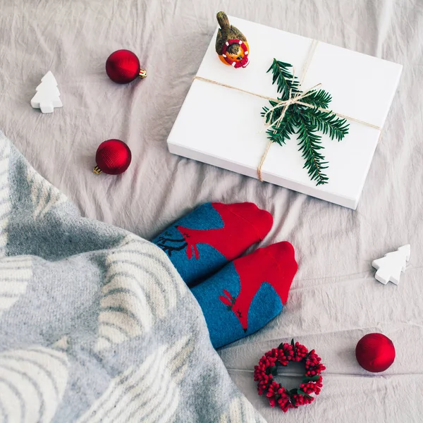 Vrouwelijke Benen Schattig Sokken Bed Met Kerstballen Geschenken Box Deken — Stockfoto