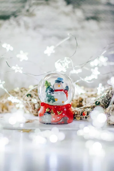 Sneeuwbol Met Sneeuwpop Omgeven Door Kerstverlichting — Stockfoto