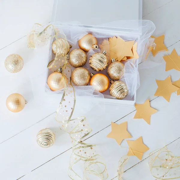 Doos Van Kerstballen Met Decoraties Witte Houten Vloer — Stockfoto