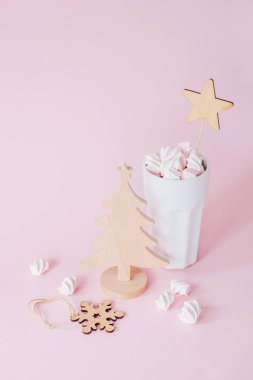 fincan kakao marshmallows pembe bir arka plan üzerinde Noel ahşap dekorasyon ile ile