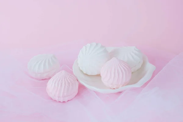 Lahodné Sladké Zefýři Bílé Desky Pastelově Růžové Pozadí — Stock fotografie