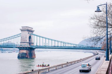 Çok güzel bir köprü ile yol ve berrak gökyüzü