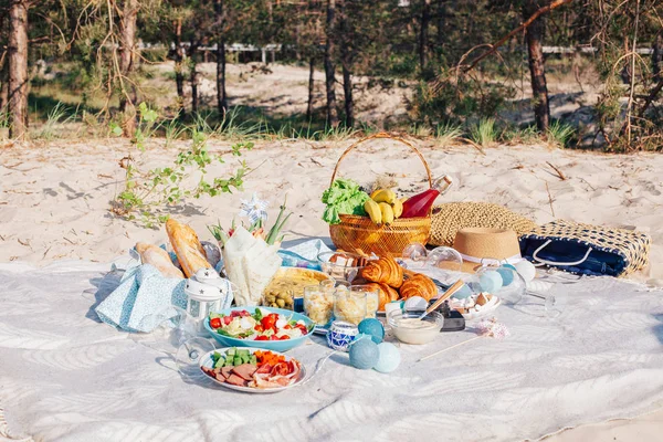 Smaczne Jedzenie Akcesoria Odkryty Latem Lub Wiosną Piknik Obiad Plaży — Zdjęcie stockowe