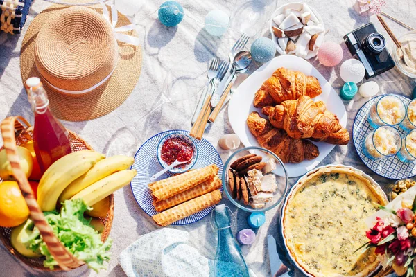 Chutné Jídlo Příslušenství Venkovní Letní Nebo Jarní Piknik Oběd Pláži — Stock fotografie