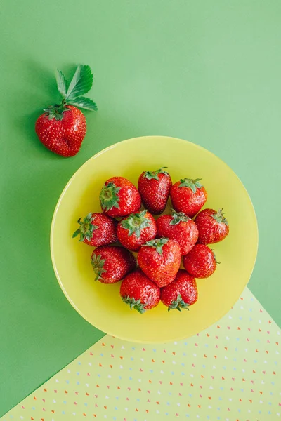 Frische Rote Erdbeere Teller — Stockfoto