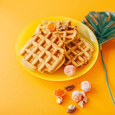 Taze meyve ve fındık ile geleneksel Belçika Waffle. Turuncu.