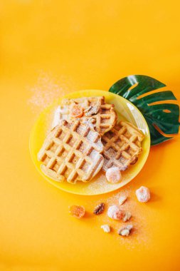 Taze meyve ve fındık ile geleneksel Belçika Waffle. Turuncu.