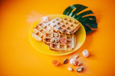 Taze meyve ve fındık ile geleneksel Belçika Waffle. Turuncu.