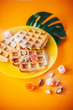 Taze meyve ve fındık ile geleneksel Belçika Waffle. Turuncu.