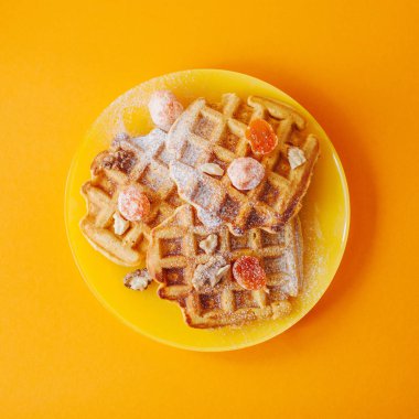 Taze meyve ve fındık ile geleneksel Belçika Waffle. Turuncu.