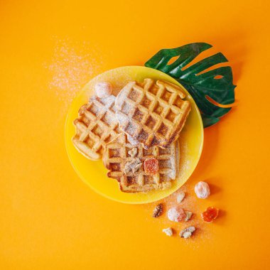 Taze meyve ve fındık ile geleneksel Belçika Waffle. Turuncu.