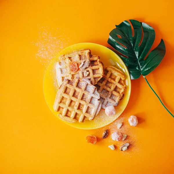 Taze meyve ve fındık ile geleneksel Belçika Waffle. Turuncu.