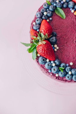 Pembe bir kek. Tatlılar, çilek, yaban mersini, nane dekorasyonu. Tatlı Doğum günü hediyesi. 