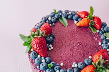 Pembe bir kek. Tatlılar, çilek, yaban mersini, nane dekorasyonu. Tatlı Doğum günü hediyesi. 