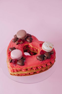 Pembe bir kek. Tatlılar, macaroons, Hocolate dekorasyon. Tatlı hediye. 