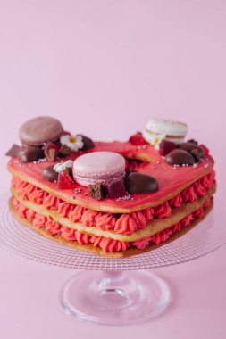 Pembe bir kek. Tatlılar, macaroons, Hocolate dekorasyon. Tatlı hediye. 
