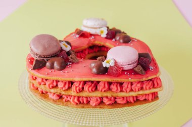 Pembe bir kek. Tatlılar, macaroons, Hocolate dekorasyon. Tatlı hediye. 