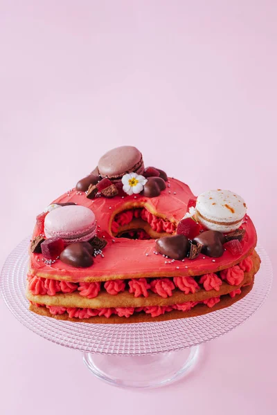 Pembe bir kek. Tatlılar, macaroons, Hocolate dekorasyon. Tatlı hediye. 