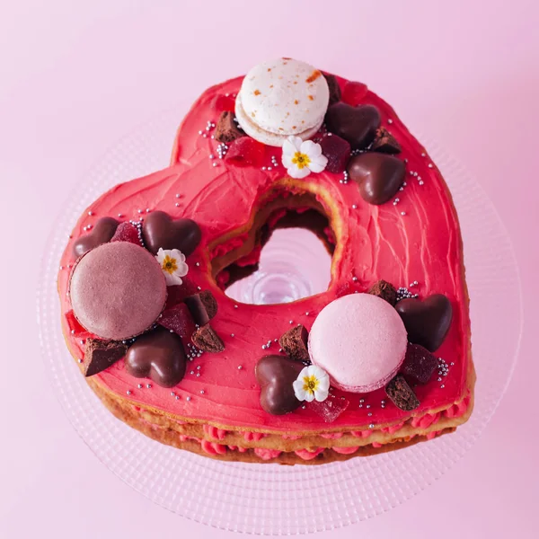 Pembe bir kek. Tatlılar, macaroons, Hocolate dekorasyon. Tatlı hediye. 