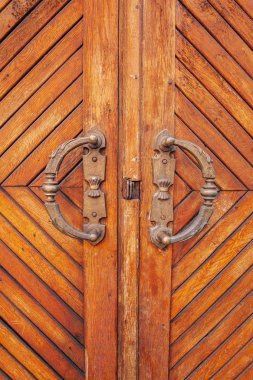 Metal kulplu ahşap kahverengi eski kapı
