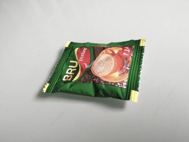 Bangalore, Karnataka / Hindistan-15 Mayıs 2020: Kapanış Üç Rupi Bru Anlık Kahve Paketi beyaz arkaplanda izole edildi