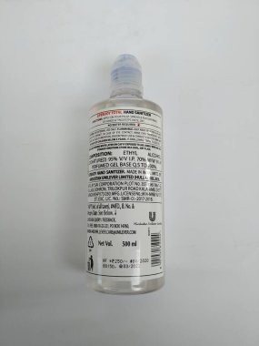 Bangalore, Karnataka / India-Jun 02 2020: Beyaz arka planda izole edilmiş Lifebuoy Alkol temelli El Dezenfektanı 500ml jel plastik konteynırı. Toplam% 99.99 susuz mikrop öldürüyor