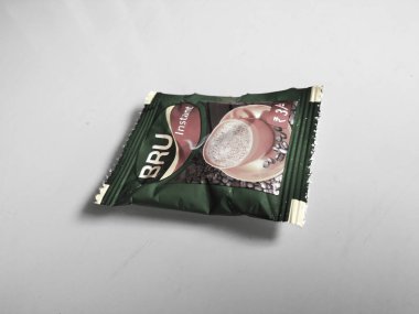 Bangalore, Karnataka / Hindistan-15 Mayıs 2020: Kapanış Üç Rupi Bru Anlık Kahve Paketi beyaz arkaplanda izole edildi