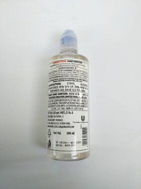 Bangalore, Karnataka / India-Jun 02 2020: Beyaz arka planda izole edilmiş Lifebuoy Alkol temelli El Dezenfektanı 500ml jel plastik konteynırı. Toplam% 99.99 susuz mikrop öldürüyor