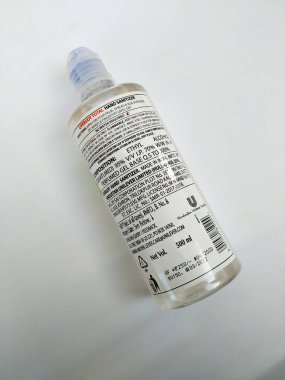 Bangalore, Karnataka / India-Jun 02 2020: Beyaz arka planda izole edilmiş Lifebuoy Alkol temelli El Dezenfektanı 500ml jel plastik konteynırı. Toplam% 99.99 susuz mikrop öldürüyor