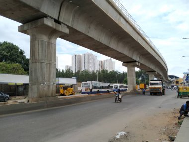 Bangalore, Karnataka / Hindistan-Haziran 04: 2020: Namma Metro ve Yelachenahalli Green Line Metro İstasyonu yakınlarındaki Kanakapura Yolu 'ndaki Meşgul Asfalt Yolu' nun güzel manzarası.