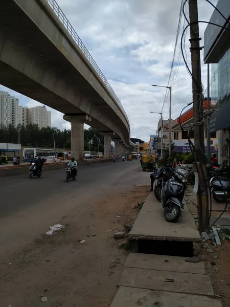 バンガロール カルナータカ州 インド6月4日2020年 イエチャネナハリ グリーンライン地下鉄駅近くのカナカプラ道路のナンマメトロと忙しいアスファルト道路の美しい景色 — ストック写真