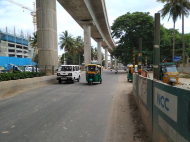 Bangalore, Karnataka / Hindistan-Haziran 04: 2020 Namma Metro Green Line Konanakunte Metro Binası, Yoğun Trafik Üstgeçidi Altında
