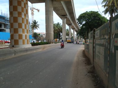 Bangalore, Karnataka / Hindistan-Haziran 04: 2020 Namma Metro Green Line Konanakunte Metro Binası, Yoğun Trafik Üstgeçidi Altında