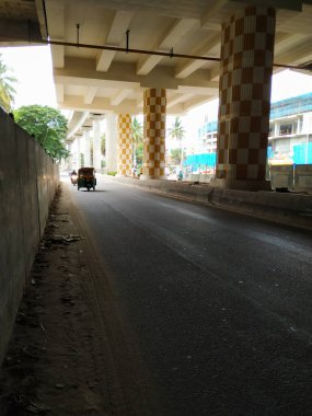Bangalore, Karnataka / Hindistan-Haziran 04: 2020 Namma Metro Green Line Konanakunte Metro Binası, Yoğun Trafik Üstgeçidi Altında