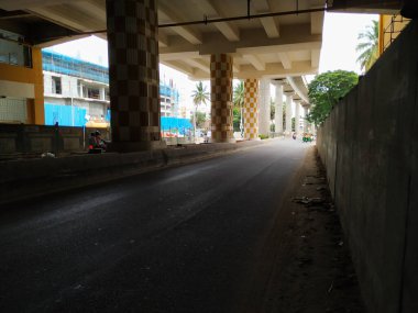 Bangalore, Karnataka / Hindistan-Haziran 04: 2020 Namma Metro Green Line Konanakunte Metro Binası, Yoğun Trafik Üstgeçidi Altında