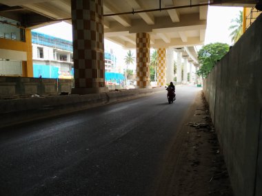 Bangalore, Karnataka / Hindistan-Haziran 04: 2020 Namma Metro Green Line Konanakunte Metro Binası, Yoğun Trafik Üstgeçidi Altında