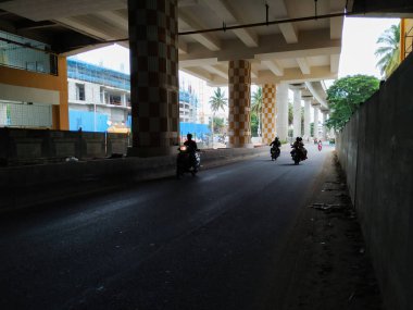 Bangalore, Karnataka / Hindistan-Haziran 04: 2020 Namma Metro Green Line Konanakunte Metro Binası, Yoğun Trafik Üstgeçidi Altında