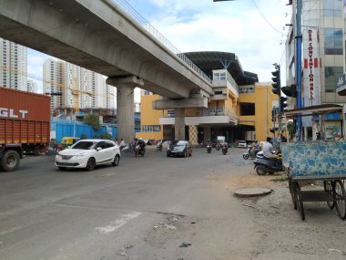 Bangalore, Karnataka / Hindistan-Haziran 04: 2020 Namma Metro Green Line Konanakunte Metro Binası, Yoğun Trafik Üstgeçidi Altında