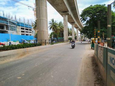 Bangalore, Karnataka / Hindistan-Haziran 04: 2020 Namma Metro Green Line Konanakunte Metro Binası, Yoğun Trafik Üstgeçidi Altında