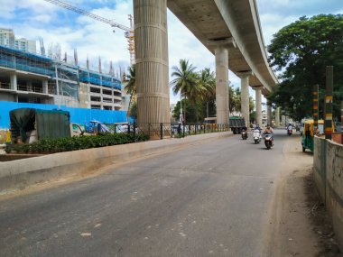 Bangalore, Karnataka / Hindistan-Haziran 04: 2020 Namma Metro Green Line Konanakunte Metro Binası, Yoğun Trafik Üstgeçidi Altında