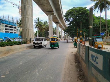 Bangalore, Karnataka / Hindistan-Haziran 04: 2020 Namma Metro Green Line Konanakunte Metro Binası, Yoğun Trafik Üstgeçidi Altında