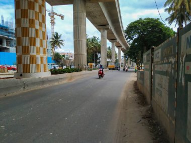 Bangalore, Karnataka / Hindistan-Haziran 04: 2020 Namma Metro Green Line Konanakunte Metro Binası, Yoğun Trafik Üstgeçidi Altında