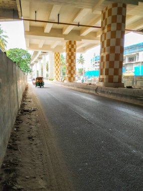 Bangalore, Karnataka / Hindistan-Haziran 04: 2020 Namma Metro Green Line Konanakunte Metro Binası, Yoğun Trafik Üstgeçidi Altında