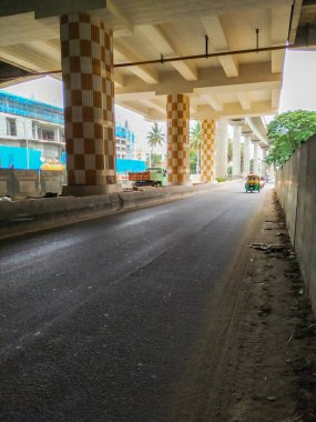 Bangalore, Karnataka / Hindistan-Haziran 04: 2020 Namma Metro Green Line Konanakunte Metro Binası, Yoğun Trafik Üstgeçidi Altında
